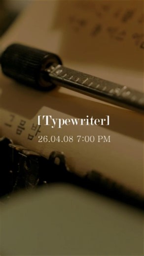 손끝의 무게로 글을 쓰는 저녁. 차차티클럽x레뜨로핏 . 타자기클래스. 타자기를 처음 접하는 분들도 자신의 문장을 타자기로 새겨 갈실 수 있어요. 4월8일 차차티클럽에서 만나요.