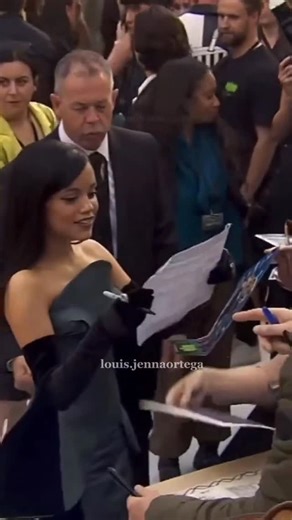 WorldStar Deafies on Instagram: "Jenna Ortega using sign language for a fan. ❤️ #deaf #deafcommunity #jennaortega #wednesdayaddams #signlanguage"