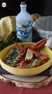 L'astice al forno con prezzemolo e limone è una ricetta che coniuga eleganza e semplicità, perfetta per celebrare momenti speciali come il capodanno! INGREDIENTI 1 astice (noi congelato) 5 rametti di prezzemolo 5 rametti di erba cipollina 1 spicchio d'aglio 1 pizzico di sale 4/5 cucchiai di olio d'oliva Scorza 1/2 limone bio grattugiata | Petitchef Italia Video