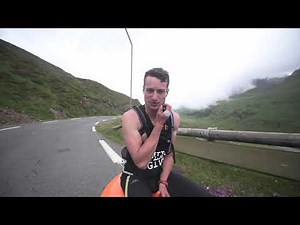 Valentin Glenn, kinésithérapeute à Pau, monte le col du Tourmalet sur un ballon-sauteur.