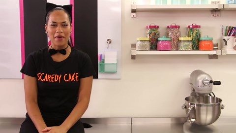 How To Make A HALLOWEEN MUG CAKE! Chocolate Cake, Black Ganache and Gummy Worms!