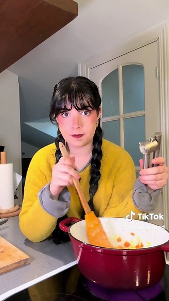 Publi. It’s timeee de comer sopa a todas horas 🥣, todos los días 🍜. Feliz sopanad 🎄y feliz año sopero ✨. Y como no hay buena sopa sin buenos ingredientes: Gracias Carbonell por hacer que la época de sopas sepa rica de verdad y sea más fácil de preparar con su nuevo formato Aceitera, que no mancha ni desperdicia una gotita :) ARRIBA LA SOPA Y EL ACEITE WENO 🧍🏼‍♀️