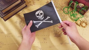 Remerry 100 Pcs Mini Pirate Flag Bulk Small Hand Held Jolly Roger Skull Pirate Flags Halloween Decorations Small Decor with Pole and Spear Top Party Favors, 5.5 x 8.3 Inch