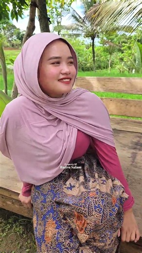 Neng Isum, the village widow, is getting to know a guest from Malaysia #villagegirl #villageofJaw...