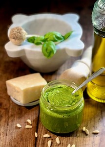 🎥 Piccolo trucco per un buon pesto alla genovese con il frullatore. Ricetta https://blog.giallozafferano.it/renatabriano/pesto-alla-genovese-con-il-frullatore/ | La nostra politica in cucina di Renata Briano