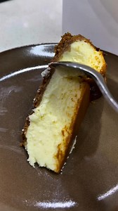 Kung cheesecake lang ang hanap mo, ito na ‘yon 😍🍰 New York–style Burnt Basque Cheesecake — malambot, creamy, at walang halong echos. Tikman mo na bago ka maubusan 💛 ✨ Available in: • 8-inch para sa sharing • Bento size para sa solo cravings | Sweet Lab by R&A