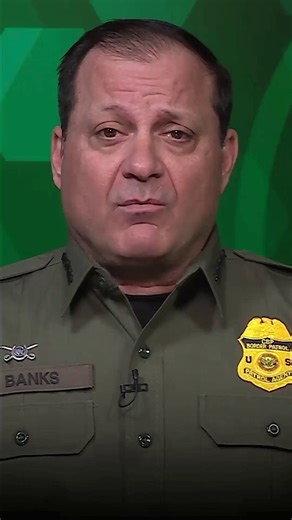 El Jefe de la Patrulla Fronteriza, Michael W. Banks, es claro: no existen “santuarios” frente a las leyes de inmigración. Con la frontera sur bajo control histórico, las operaciones ahora también se están realizando dentro de EE.UU. 👉 Si estás en el país ilegalmente, el gobierno ofrece opciones para lade autodeportación. De lo contrario, la Patrulla Fronteriza te encontrará, te arrestará y te deportará. Si conoces a alguien que está en EE.UU. ilegalmente, recomiéndale usar CBP Home App. Android