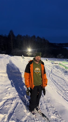 Kila Valley bjuder in till railhäng nu på söndag ❄️🤘 Snön har äntligen kommit och vi kan köra igång parken. På söndag blir det öppet railhäng i Kilavalley med skön stämning, bra åkning och community i fokus. 📍 Råbystrand 1, 611 94 Nyköping 🕚 11.00–18.00 kom när det passar I parken finns replift, två hopp och massor av olika rails. Grill finns på plats om du vill grilla något eget. Vi kör på natursnö, så ta gärna med extraskidor eller bräda eftersom underlaget kan variera. All åkning sker på e