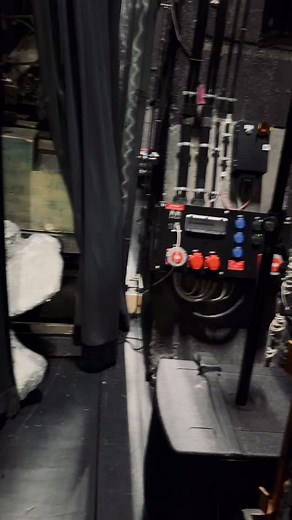 Die Bühne ist bereit für Samstag! 🤩 NABUCCO Oper von Giuseppe Verdi > „Va, pensiero“: Ein Appell für die Freiheit 8. | 15. | 29. November 3. | 7. | 23. | 26. Dezember 📍 Theater Duisburg 🎟️/ℹ️: www.operamrhein.de/spielplan/produktionen/nabucco | Deutsche Oper am Rhein