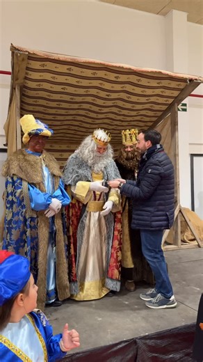 Onda San Clemente on Instagram: "👑👑👑 ¡Qué emoción! Hemos tenido el honor de recibir a Sus Majestades los Reyes Magos de Oriente que han hecho una parada en el camino para saludar y visitar a nuestros al CADIG, a la Residencia de Mayores Virgen de Rus, a la Residencia San Vicente de Paúl y a los sanclementinos más pequeños. ✨Una tarde llena de magia que no ha podido para ni las inclemencias meteorológicas ❄️🥶"