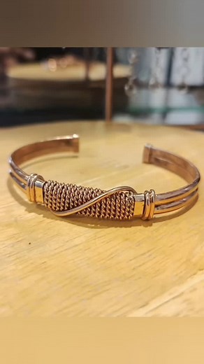 Pulsera de cobre – modelo brazalete Hecha a mano con técnica de soldadura, una pieza única que además de lucir elegante, destaca por las propiedades ancestrales del cobre, conocido por fortalecer la inmunidad y brindar protección natural. 🔹 Precio: S/40 (no incluye envío) 📦 Envíos a todo el Perú y al mundo 📲 WhatsApp: 51 960 282 376 Atte. Aldo | Enigma artesanias y accesorios