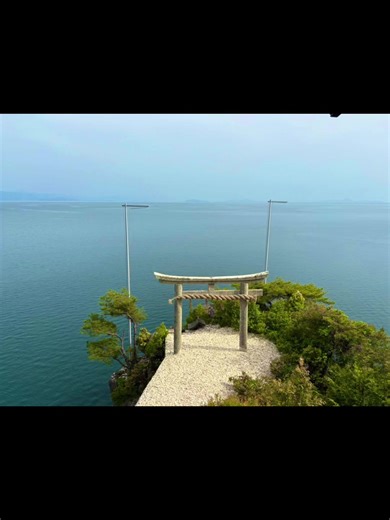 竹生島は、周囲2㎞の琵琶湖で沖島に次ぐ2番目に大きい島です。 古来より神の棲む島として信仰を集め、日本三大弁財天の「宝厳寺」、国宝の「都久夫須麻神社」 や「唐門」、重要文化財の「観音堂」、2000年に350年ぶりに復元された「三重塔」など歴史的に価値の高い建造物が数多く残され、近年はパワースポットとしても注目を集めています。 また、「都久夫須麻神社」は浅井氏の氏神が祀られており、長政や浅井三姉妹も信仰していました。 特にお江は徳川秀忠と結婚してからも江戸城から仏具などを奉納していたのだといわれています。 #竹生島 #琵琶湖 #滋賀県