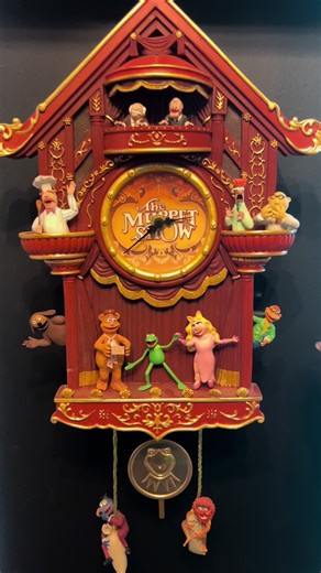 this is one of my most prized pieces in my collection. its the bradford exchange muppet show cuckoo clock. i got it in 2022?? on fb marketplace for $60!!! wild!! #muppets #themuppets #muppet #jimhenson #muppetcore #muppettok #themuppetshow #disney #kermitthefrog #muppetcollection #muppetcollector #collection #collector