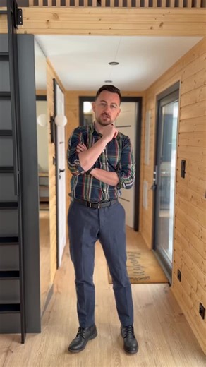 Arkadiusz Tor - Future is Modular on Instagram: "Stan pod klucz czy stan deweloperski — czym to się właściwie różni? 🏡 W tej rolce pokazuję Wam na żywo różnice i tłumaczę je prostym językiem, bez zbędnej teorii. Jeśli planujesz swój dom modułowy i zastanawiasz się, który standard wybrać — ten film jest dla Ciebie. Zaobserwuj profil po więcej takich materiałów i świadome decyzje przy wyborze domu 👇 📍ul. Lwowska 53, 22-400 Zamość ☎️ 723 233 234 📩 biuro@arteedomki.pl #dommodułowy #dommodułowy60