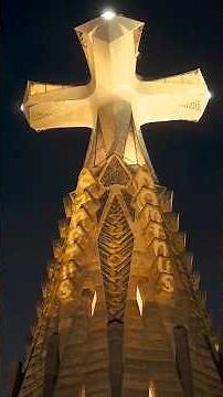 ⛪ ANTONI GAUDÍ y la SAGRADA FAMILIA ✨ La INAUGURACIÓN HISTÓRICA que ILUMINA el CIELO de BARCELONA 📸