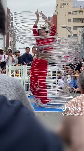 中国雑技団の柔軟100本フラフープパフォーマンス