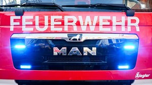 Brennender VW-Bus auf der A8 vor Grenzübergang: Kilometerlanger Stau zum Ferienbeginn