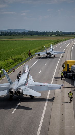 Four fighter jets have roared in for landing in Switzerland, not on an airfield but on one of the country's main motorways, in a manouevre not attempted in the country in decades. #AFP 🎥Elodie LE MAOU SWISS AIRFORCE #switzerland #fighterjet | AFP News Agency