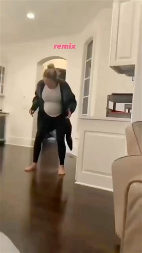 Save for if your water breaks before labour! 💦 💦 💦 It’s so funny in the movies how the water always breaks before labour and it’s always a mad dash! In fact, it’s really rare for that to happen, and when it does, labour usually doesn’t start right away. If your water does break, you might feel a big gush, a slow leak or something in between. Some women feel/hear a big POP. The amount of fluid varies because the baby’s head can sometimes be in a position that doesn’t let out a lot of fluid. ⁣ 