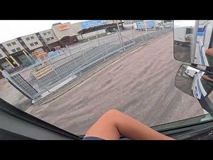 Lastbil med släp 25m. Backa till lastrampen/ Truck with trailer 25m. Reversing to loading ramp