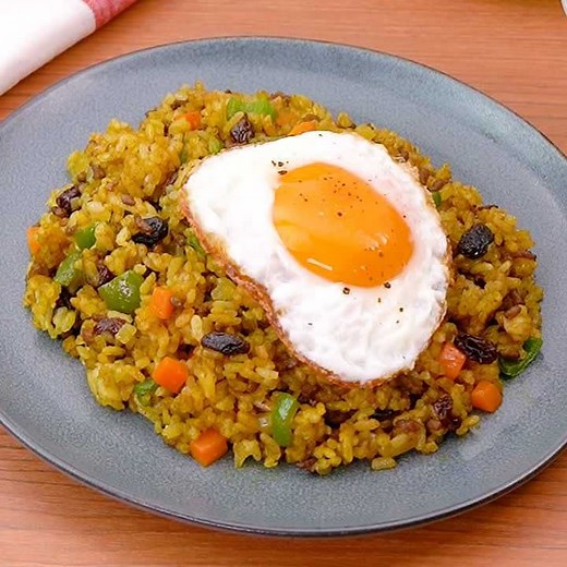 がっつり食べたい！ ドライカレーチャーハンのレシピ動画・作り方 | デリッシュキッチン