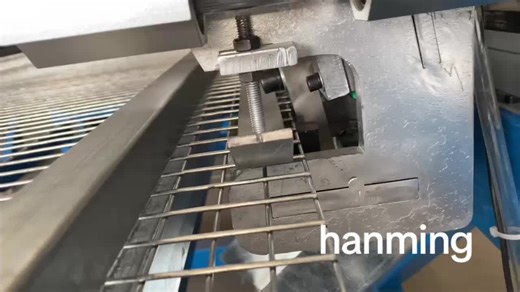 Automatic edge trimming of mesh Welded mesh machine online trimming #weldingmeshmachine #fastproduction #reinforcementmesh #automation #constructionmachine