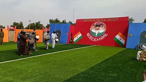 Algaïta est un instrument de musique à vent qu'on retrouve particulièrement chez les peuples Hausa et Kanuri. Lors de la célébration de la fête de la République, Diffa N'Glaa, nous avons rencontré Abba Kariya, il joue de cet instrument traditionnel. | Studio Kalangou - Fondation Hirondelle