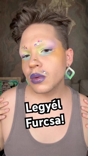 Furcsának lenni nem gáz, furcsának lenni egy azzal hogy különleges vagy. #smink #arcfestés #sminkes
