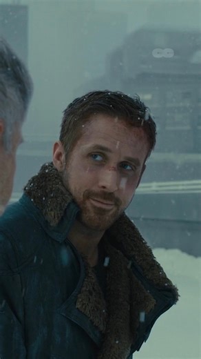 @ccinemaniamx on Instagram: "K no muere como un héroe elegido. Muere como alguien que decidió ser humano. En Blade Runner 2049, el sacrificio de K no confirma una profecía, la niega. No era el hijo milagro. No era especial por origen. Lo fue por elección. Al salvar a Deckard y permitirle reencontrarse con su hija, K entiende algo esencial: la identidad no nace, se construye. Y mientras la nieve cae —eco directo de Roy Batty— K acepta la muerte en paz, no como una falla del sistema, sino como la