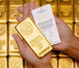✨ 1 Kilo Perth Mint Gold Cast Bar (Australian Origin) ✨ A timeless embodiment of strength and credibility, the 1 Kilo Perth Mint Gold Cast Bar is produced from 99.99% fine gold by Australia’s most trusted mint. Its traditional cast finish reveals the raw character of pure gold, while the iconic Perth Mint swan stamp guarantees authenticity and global recognition. 💛 Weight: 1 Kilogram 🏆 Purity: 99.99% Fine Gold 🇦🇺 Origin: Perth Mint, Australia 🪙 Finish: Classic cast — bold, solid, unmistakab