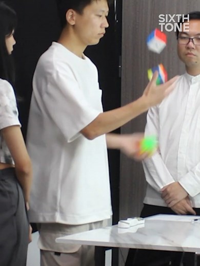 A 22-year-old Rubik’s cube enthusiast from China’s Fujian province smashed the Guinness World Record for solving three puzzles while juggling, accomplishing the task in just 3 minutes and 29.29 seconds. Check out more Daily Tones: http://ow.ly/JOJr50KhsAK | Sixth Tone