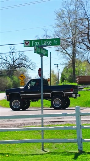 1985 Chevy Silverado K-10 Buzz By! | Volo Museum V22212