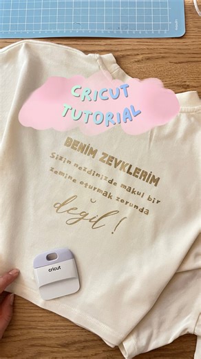 Moda La Gazelle on Instagram: "Bundan sonra baskılı tişört satın alır mıyım? Hiç sanmam. 😍 Şu baskının kalıcı olması ve bunun ev ortamında mümkün olması, hem de böyle sevimli bir makineyle.. 🫠 Kişiye özel işler yapılmaz mı şimdi bununla? Hem de neler neler.. Videoda gördüğünüz sticker ve kitap ayraçlarını da başka videolarda anlatmayı planlıyorum bu arada. Sorularınız varsa çekinmeden sorabilirsiniz, yeni bir kullanıcı olsam da bildiklerimi memnuniyetle paylaşırım; bilmediklerimi birlikte öğre