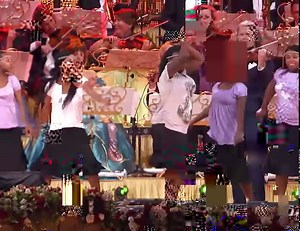 Pata Pata! 🎶✨ The Bloemfontein Children’s Choir and the children from the Hout Bay Music Project provided a real South African atmosphere in Maastricht! Video from the DVD 'Live in Maastricht 4, A Midsummer Night's Dream' | André Rieu