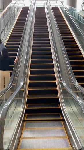 NEWoMan高輪 地上から2階へ行く外のエスカレーター
