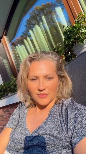 Ce nu-ți place, de aia nu scapi! 😀 Imi aduc copiii toate pisicile și puii de pisică găsiți pe stradă. Până acum mi-au adus 5, dar 2 au murit. Erau prea mici, cred... Însă acum, dacă tot au plecat cu bicicletele prin sat, mă aștept să mai vină fiecare cu câte unul.. 🫣 De dragul copiilor, am învățat să le iubesc și eu! Altfel, înainte, să nu le văd în ochi! 😅 Dar ce lecție de viață și de iubire necondiționată ne oferă copiii noștri în fiecare zi, nu-i așa? 🤗❤️🐈🐈 #mirelavaida #acasa #momof3 #