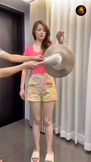 craw😂❤️‍🔥 on Instagram: "1997년 개봉한 영화 Titanic은 잭과 로즈의 운명적인 사랑을 통해 비극 속에서도 오래 남는 감정의 깊이를 보여주는 작품입니다. 화려한 연출보다 인물의 감정에 더 집중한 제임스 카메론 감독의 스타일은 지금 다시 봐도 묘하게 가슴을 울리죠. 배가 침몰하는 장면이 아닌, 두 사람이 서로를 바라보던 순간들이 더 강하게 기억에 남는 영화이기도 합니다. 이 감정을 완성해주는 곡이 바로 셀린 디온의 *“My Heart Will Go On”*입니다. 처음 들으면 잔잔한데, 어느 순간 자연스럽게 가슴이 벅차오르는 느낌을 줍니다. 특히 후반부의 고조되는 보컬은 영화 속 잭과 로즈의 마지막 장면과 겹쳐지면서 괜히 마음이 서늘해지기도 하고요. 많은 분들이 “이 노래가 나오면 왜 그 장면이 자동으로 떠오르는지 모르겠다”고 말하는데, 그만큼 영화와 음악이 자연스럽게 얽혀 있는 곡입니다. 1998년 아카데미 주제가상을 비롯해 여러 상을 휩쓴 건 단지 인기