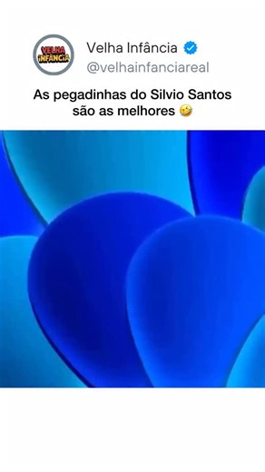 Velha Infância on Instagram: "Se você viveu os anos 80 e 90, isso aqui não é curiosidade… é memória afetiva 🧠✨ Nos anos 80, o VHS transformou a sala de casa em cinema. Rebobinar a fita fazia parte da experiência. Em 1980, o Pac-Man dominou os fliperamas e virou um fenômeno mundial. Os Simpsons estrearam na TV em 1989 e provaram que desenho também era para adultos. A internet discada começou a entrar nas casas nos anos 90, com barulho, paciência e curiosidade. Em 1995, o CD virou objeto de desej