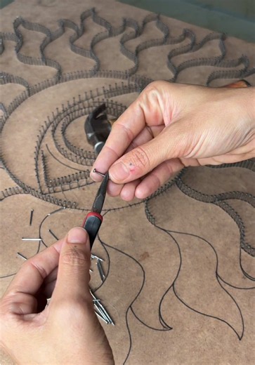 Duda Neris is a Brazilian string artist who creates detailed artworks using nails, thread, and careful layering. By placing each nail with precision and stretching colored thread between points, she builds faces, animals, and expressive compositions from hundreds of tiny connections. Artist: @stringartluuz #art #stringart #artist #process