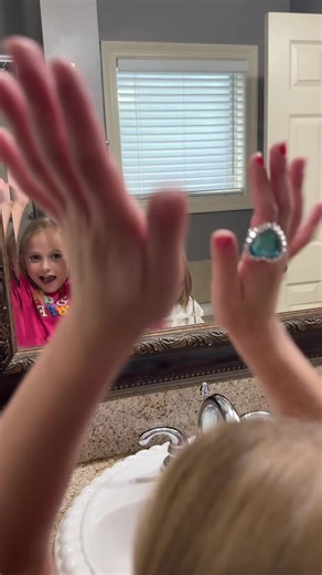 Dancing in the mirror, signing in the shower 🚿 #viraltrend #fatherdaughter #singingintheshower #girldad #fyp