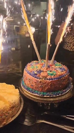 When you decorate the pre-cut celebration cake you bought from the @cheesecakefactory for your bday ! It came out pretty well, I think! 🎂✨️ #cakedecor #birthdaycake