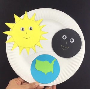 17K views · 98 reactions | Solar Eclipse Craft - fun way to teach kids about solar eclipse!! Tutorial -> https://www.thejoysharing.com/2017/08/solar-eclipse-craft.html | The Joy of Sharing | Facebook
