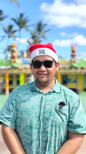 From the Wet’n’Wild Hawaii Ohana to yours, Mele Kalikimaka, a me Hauoli Makahiki Hou! #wetnwildhawaii #volcanicwedgeee #weeklysplash #hawaiievents #familyfun | Wet'n'Wild Hawaii