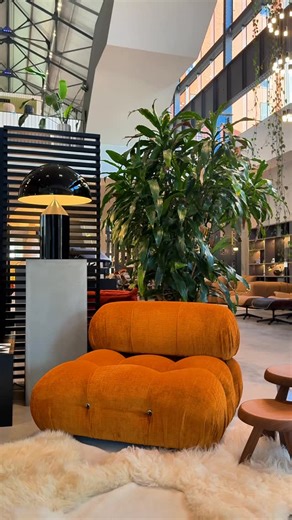 DESIGN DAYS van 15 tot 29 november Tijdens deze dagen presenteren wij de nieuwe collecties in onze showroom. We nodigen jullie daarnaast uit om de verhalen achter de designers en hun designiconen te ontdekken. Van Charlotte Perriand tot Hans Wegner & Pierre Paulin. Kom langs en laat je inspireren bij deDirekteurswoning! | De Direkteurswoning - Gent