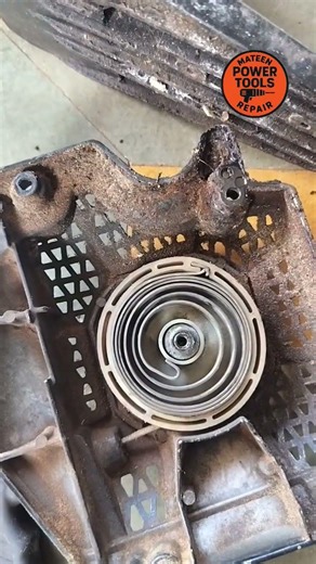Replace the recoil starter spring of the chainsaw.
