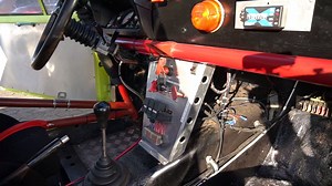 Matthias Buck angestellter bei SRP und seine Frau Ingeborg erzählen etwas über den Alltag als Rennfahrer und die technischen Besonderheiten ihres alten Rennwagens. Der Ford Escort RS 2000, Baujahr 1978, ist ein Rallye Car ohne Straßenzulassung, welches vor allem am Berg gefahren wurde. Mit seinen 850-900 Kilo und 188 PS hat er sich dafür bestens geeignet, nachdem Matthias ihn komplett neu aufgebaut hat. Mittlerweile wird er jedoch nur noch als Ausstellungsstück für Oldtimerveranstaltungen verwen