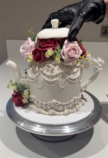Happy Tuesday Ladies 🫶🏼 Decorate a vintage teapot cake with me 🫖🥀 #cakedecorating #vintagecake #teapotcake #newtrend #fyp@Colour Mill 🌈 @Wilton Cakes