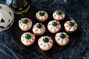 Turn cinnamon rolls into a Halloween treat! Here’s how to make spooky eyeballs