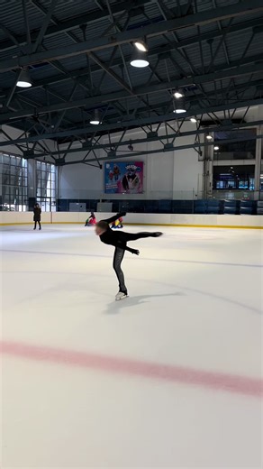 Tutorial on how to do a camel spin, will count for rollers and ice. Hope you enjoy and learn your camels by watching this, but don’t forget learning an element can take long so don’t get fustrated if it doesn’t work on the first try!!!🤍💪🏼✨ If you have any questions please send me a message 🙏🏼 Lots of luck! 🍀 #camelspin #ice #skatin #iceskating #spain🇪🇸