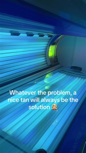 no better way to solve ur problems than a hot sunbed and pretending your in a different country 💅🏼#fyp #sunbeds #tanningshop #fyppage